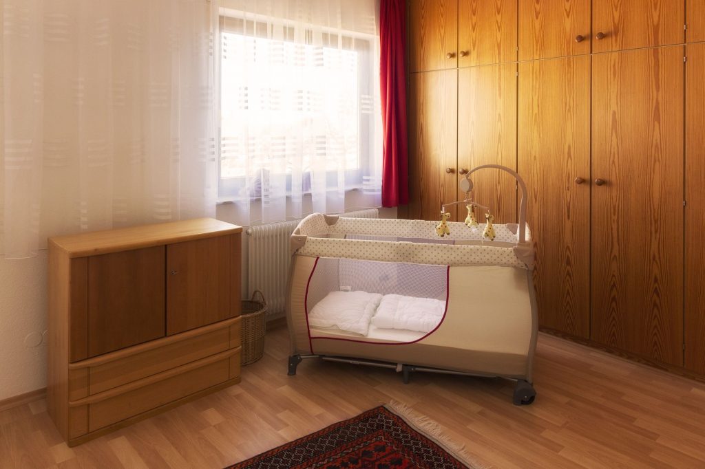 Schlafzimmer, kleiner Schrank, Wandschrank und Kinderbett