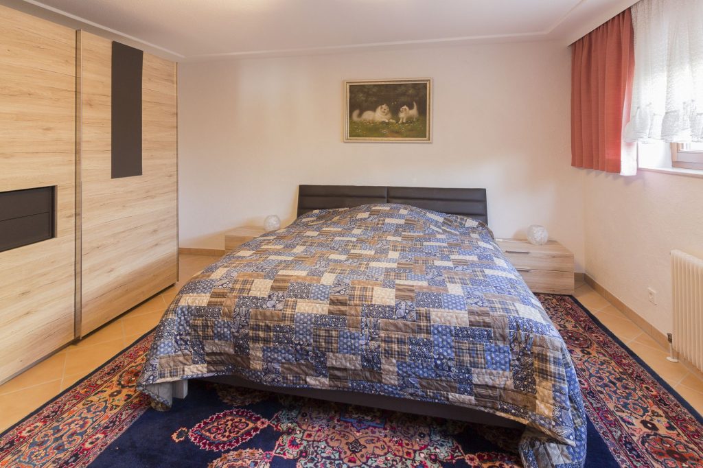 Schlafzimmer mit Doppelbett und Wandschrank